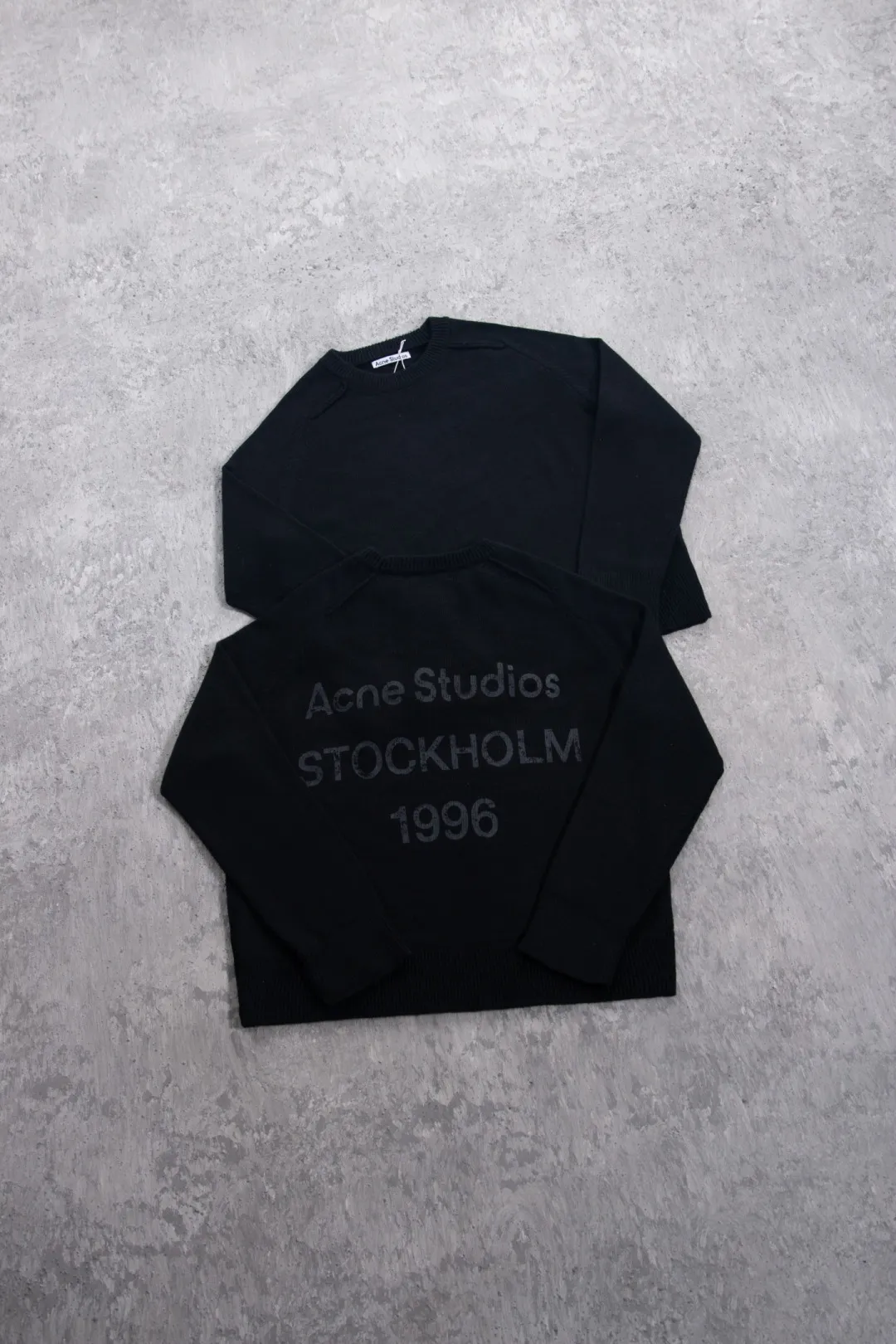 160 Acne Studios' minimalist design has become a new Nordic myth through artistic precipitation and sublimation. The typical cold style design has made fashion people who pursue low-key luxury become his loyal fans. Color: Black ACNE back sweater Fabric: 50% wool knitted fabric is thick and delicate, soft and skin-friendly, with good warmth retention. It can be worn alone or layered in autumn and winter with enough texture. Craftsmanship: The letters on the back are distressed and destroyed. The edges of the letters have a sense of wear. They are not ordinary flat printing. Details: All accessories are customized. The level of fineness can be compared with domestic. Cross-border special Size chart: S (chest 60, clothing length 66, sleeve length 81) M (chest 62, dress length 68, sleeve length 82) L (chest 64, dress length 70, sleeve length 83) 185-190cm, 185 pounds XL